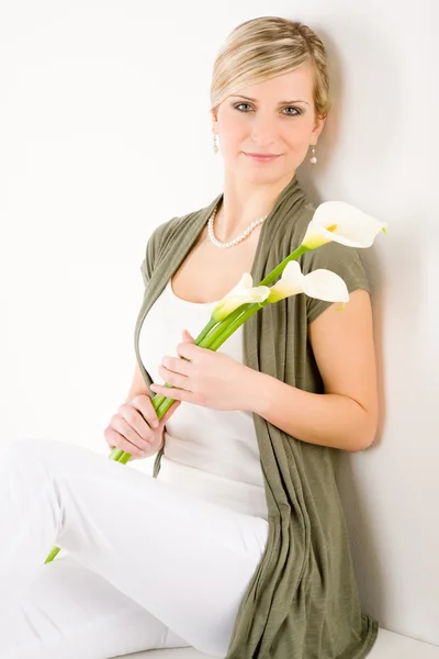 로맨틱 여자 잡고 칼라 백합 꽃에 앉아 — 스톡 사진