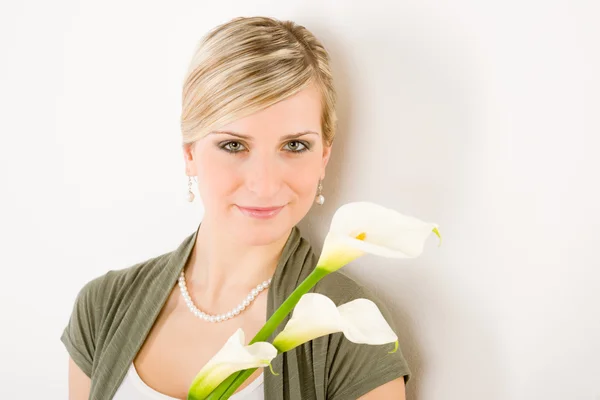 Porträtt av romantisk kvinna håll calla lily flower — Stockfoto