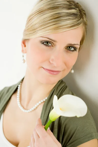 Portré romantikus nő hold calla liliom virág — Stock Fotó