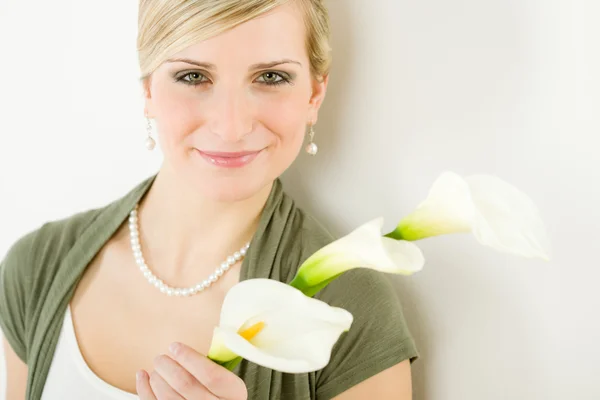 Ρομαντική γυναίκα κρατήστε calla κρίνος λουλούδι — Φωτογραφία Αρχείου