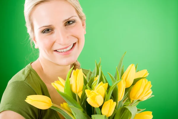 Fiatal nő hold sárga tulipán virág — Stock Fotó