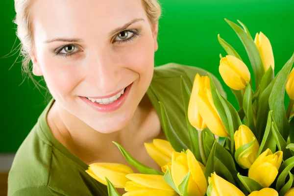 Jeune femme tenir fleur de tulipes jaunes — Photo