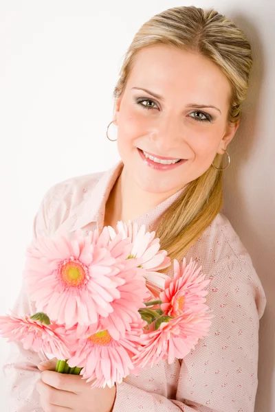 Romantische vrouw houd roze gerbera daisy — Stockfoto