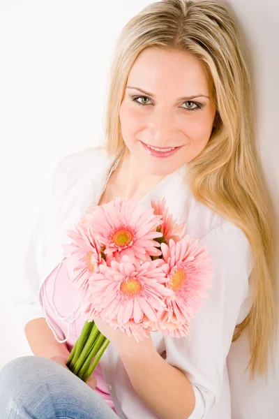 Mulher romântica segurar rosa gerbera margarida — Fotografia de Stock