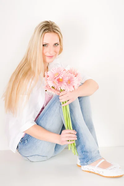 Joven mujer hold rosa gerbera daisy flor —  Fotos de Stock