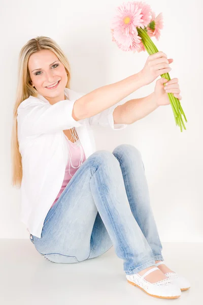 Joven mujer hold rosa gerbera daisy flor — Foto de Stock