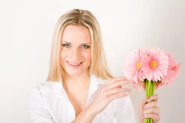Romantische vrouw houd roze gerbera daisy flower — Stockfoto