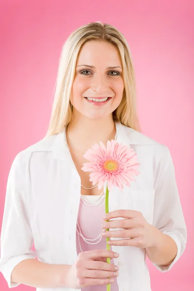 Romantik kadın tutun pembe gerbera papatya çiçeği — Stok fotoğraf