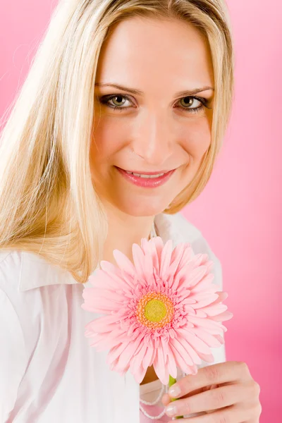 ロマンチックな女性はピンクのガーベラ デイジーの花を保持します。 — ストック写真
