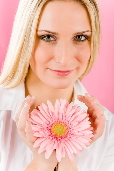 Mulher romântica segurar rosa gerbera flor margarida — Fotografia de Stock