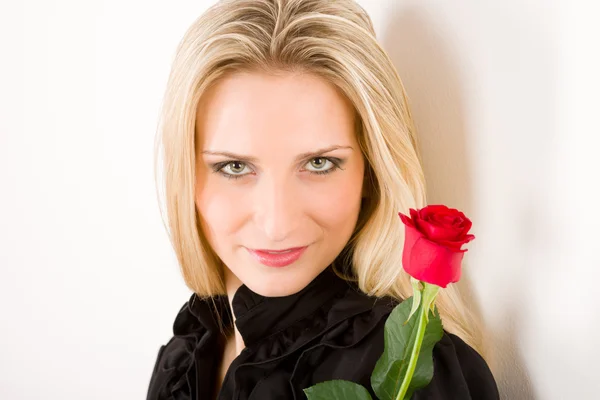 Элегантная женщина держит красную розу — стоковое фото