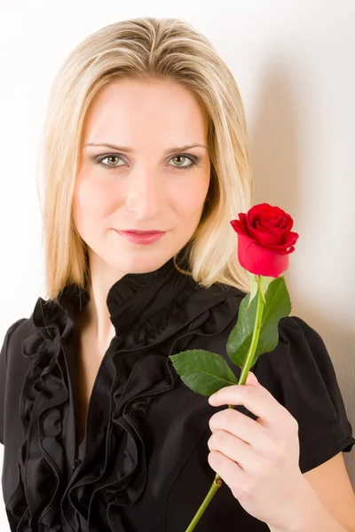Élégante femme sexy tenir rose rouge — Photo