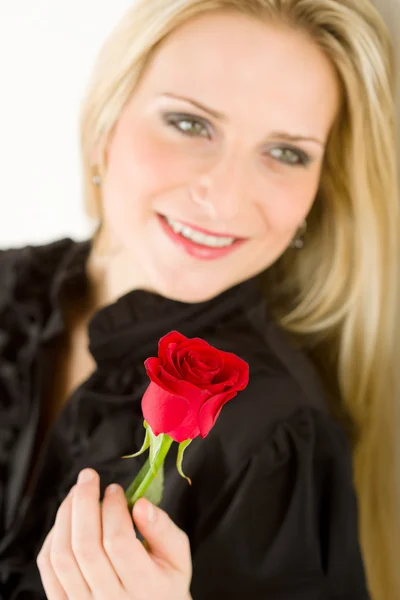 Κομψή γυναίκα που κατέχουν κόκκινο τριαντάφυλλο — Φωτογραφία Αρχείου