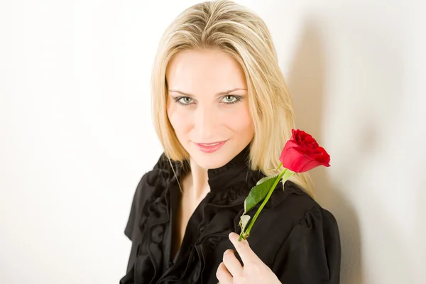 Елегантна жінка тримає червону троянду — стокове фото