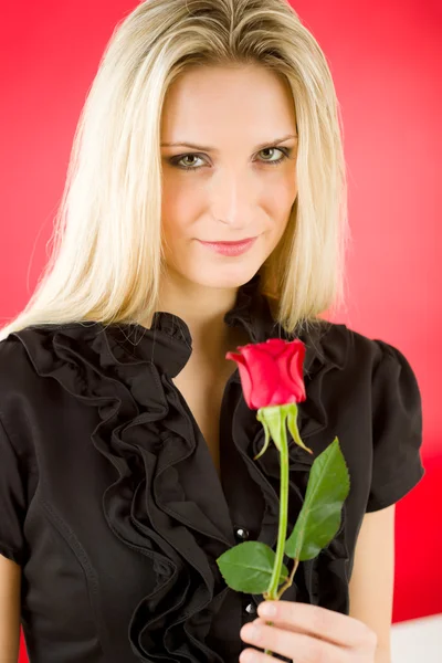 Κομψή γυναίκα που κατέχουν κόκκινο τριαντάφυλλο — Φωτογραφία Αρχείου