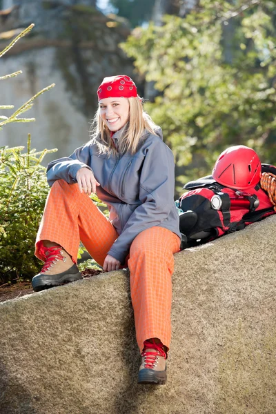 Aktif kadın dağcılık oturmak sırt çantası — Stok fotoğraf