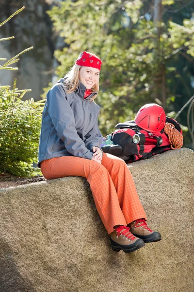 Mujer activa escalada en roca sentado mochila — Foto de Stock