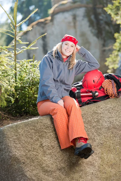 Aktive Bergsteigerin sitzt im Rucksack — Stockfoto