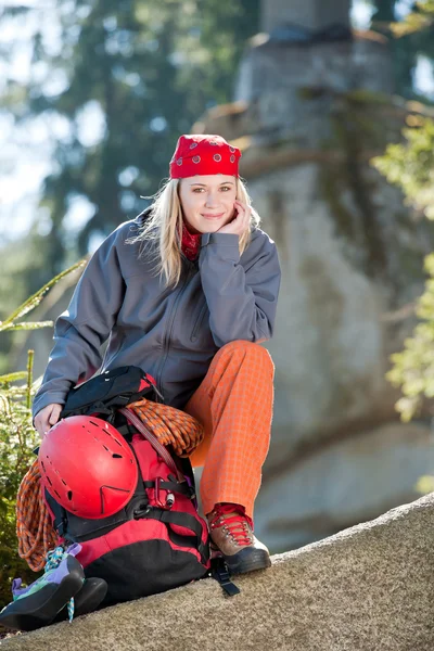Active woman rock climbing with backpack — Stock Photo, Image