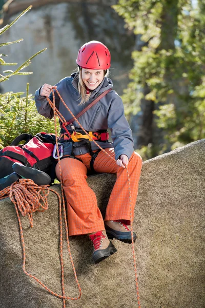 Mulher ativa escalada segurando corda — Fotografia de Stock