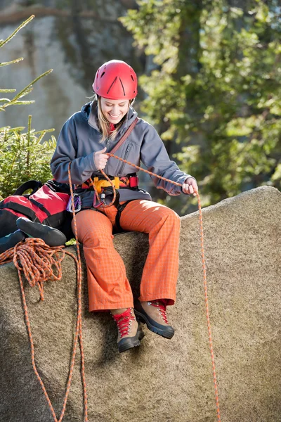 Aktiv kvinna bergsklättring anläggning rep — Stockfoto