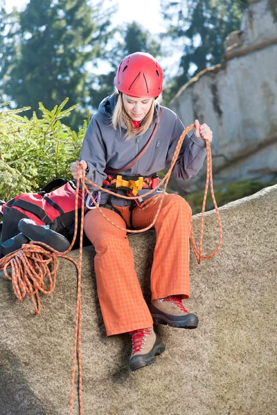 Mulher ativa escalada segurando corda — Fotografia de Stock