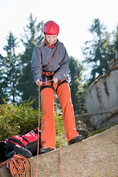 Aktiv kvinna bergsklättring anläggning rep — Stockfoto