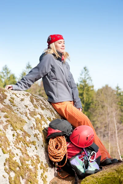 Aktive Bergsteigerinnen entspannen mit Rucksack — Stockfoto