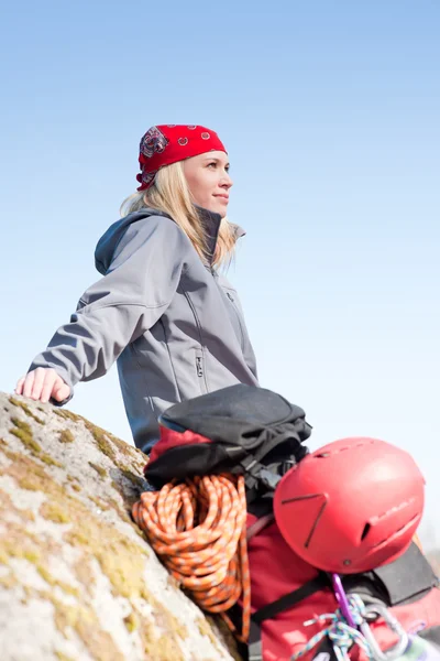 活动女人攀岩背包与放松 — 图库照片
