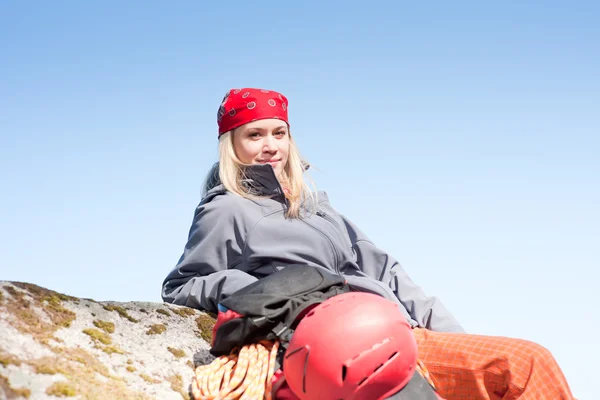 Mujer activa escalada en roca relajarse con mochila —  Fotos de Stock