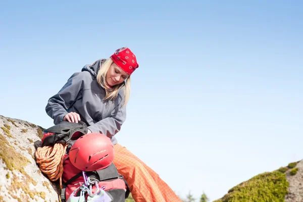 Mujer activa escalada en roca relajarse con mochila — Foto de Stock