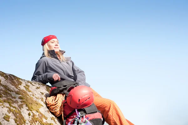 Aktív nő sziklamászás pihenni a hátizsák — Stock Fotó