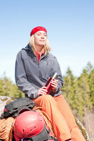 Actieve vrouw rotsklimmen ontspannen met thermobottle — Stockfoto