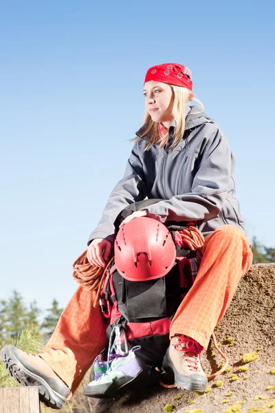 Donna attiva arrampicata su roccia relax con zaino — Foto Stock
