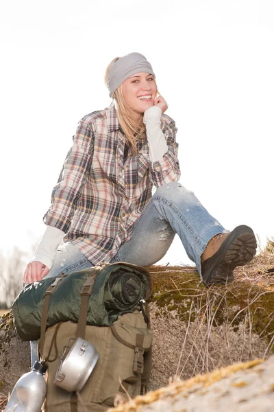 Camping jonge vrouw in platteland rugzak ontspannen — Stockfoto