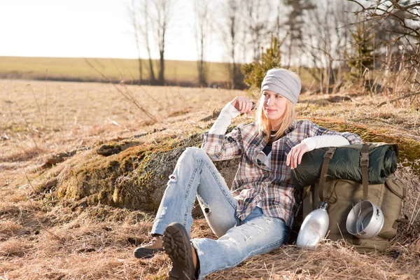 Camping jonge vrouw in platteland rugzak ontspannen — Stockfoto