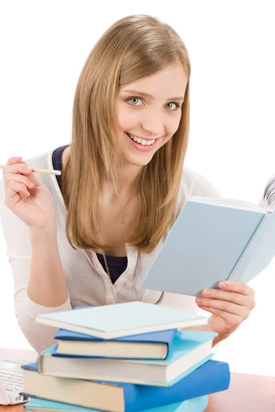 Student dospívající žena psát domácí úkoly s knihou — Stock fotografie