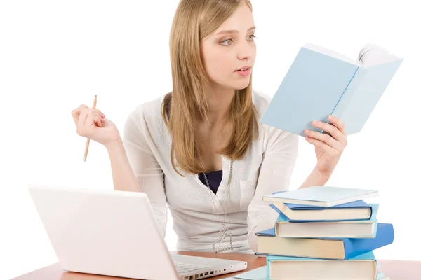 Student dospívající žena číst knihu — Stock fotografie