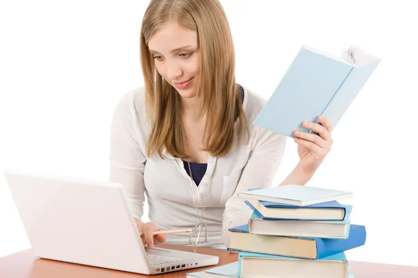 Estudante adolescente assistir laptop livro — Fotografia de Stock