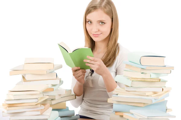 Student dospívající žena číst knihu — Stock fotografie