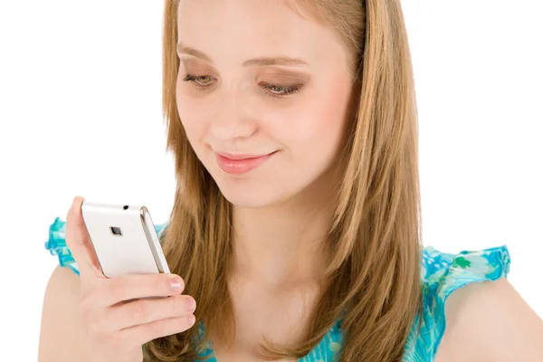 Tiener vrouw met mobiele telefoon in de zomer — Stockfoto