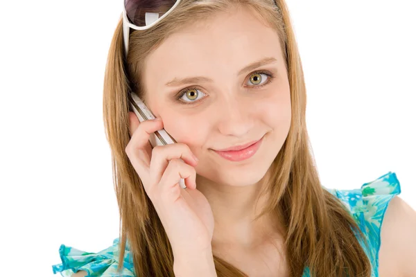 移动电话在夏天的十几岁女人 — 图库照片