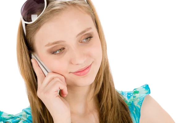 Mozgatható telefon-ban nyári tinédzser nő — Stock Fotó