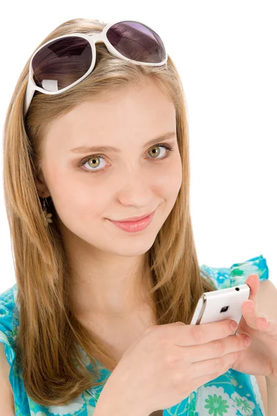 Tiener vrouw met mobiele telefoon in de zomer — Stockfoto
