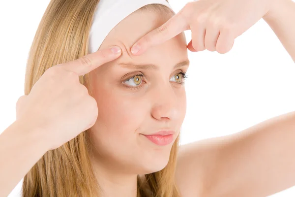 Acné cuidado facial adolescente mujer apretando espinilla — Foto de Stock