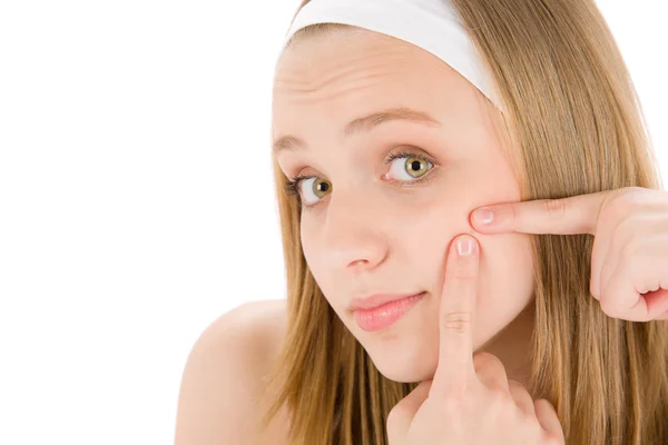 Acné cuidado facial adolescente mujer apretando espinilla —  Fotos de Stock