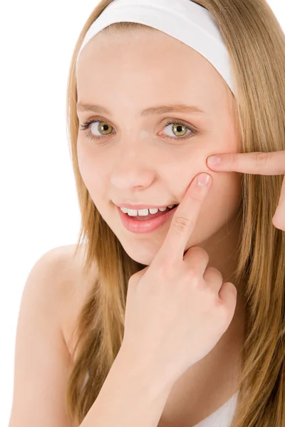 Acne cura del viso adolescente donna spremitura brufolo — Foto Stock