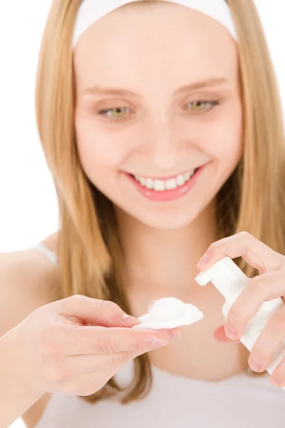Acne facial cuidado adolescente mulher aplicar creme — Fotografia de Stock