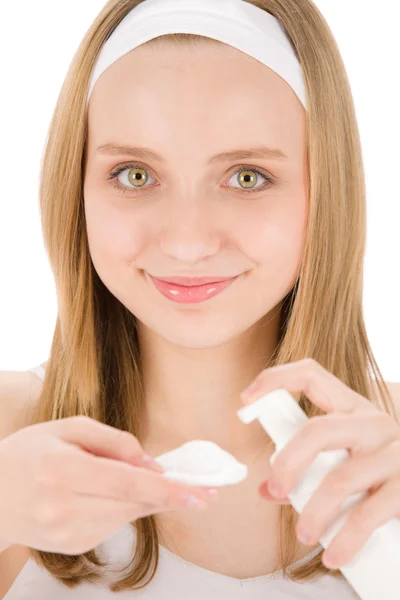 Akne Gesichtspflege Teenager Frau Creme auftragen — Stockfoto