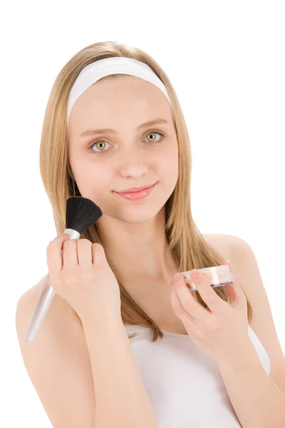Cura del viso adolescente donna applicare polvere con pennello — Foto Stock